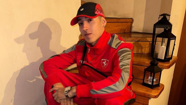 Pailita sentado en una escalera.