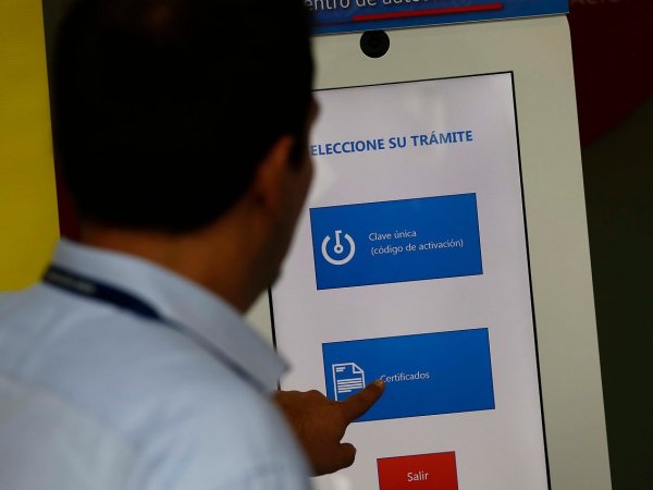 Hombre solicitando un certificado en oficina del Registro Civil.