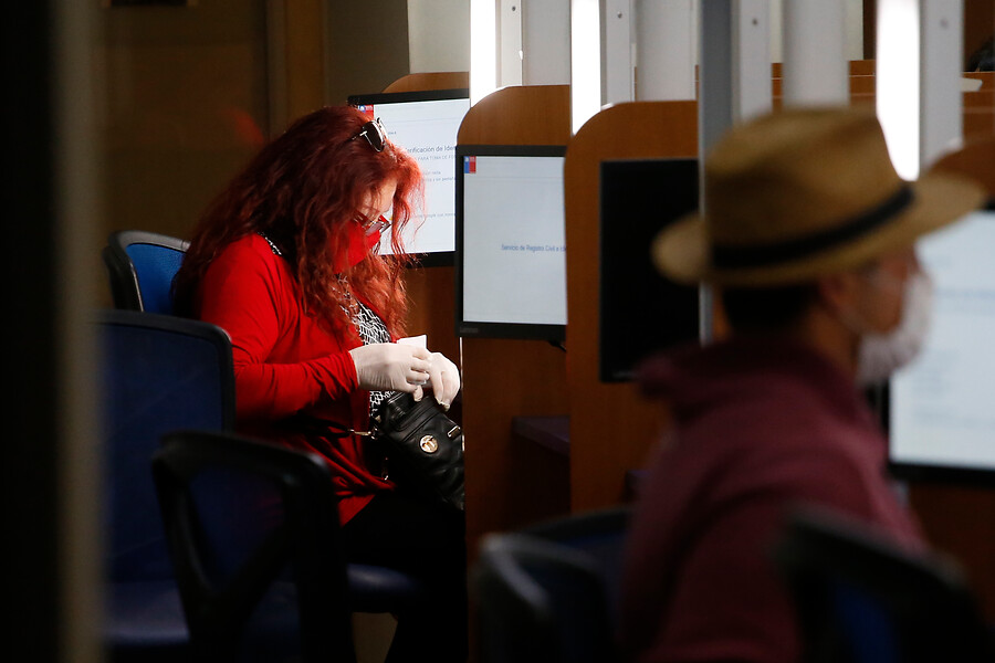 Persona en oficina del Registro Civil