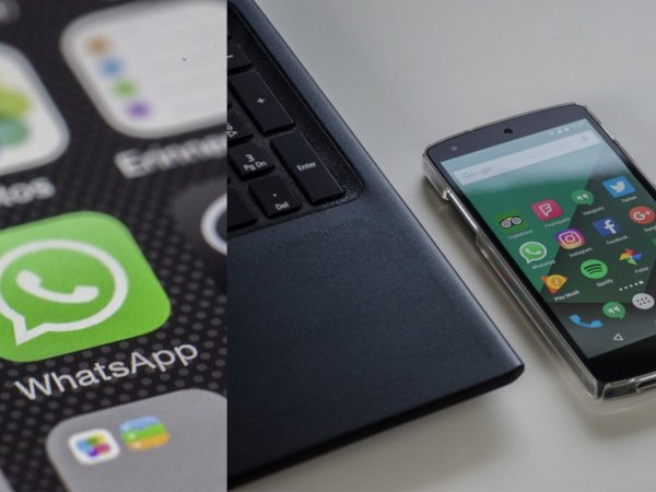 Logo de WhatsApp y teléfono la lado del computador.