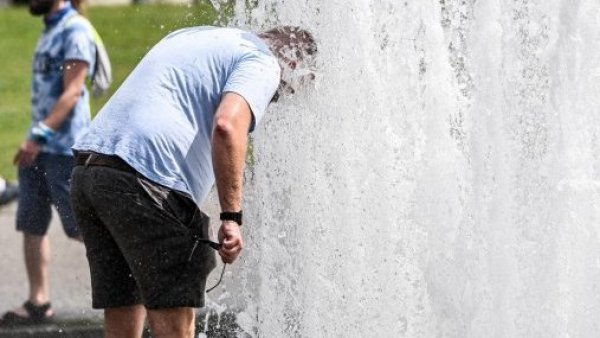 Hombre mojándose la cara.