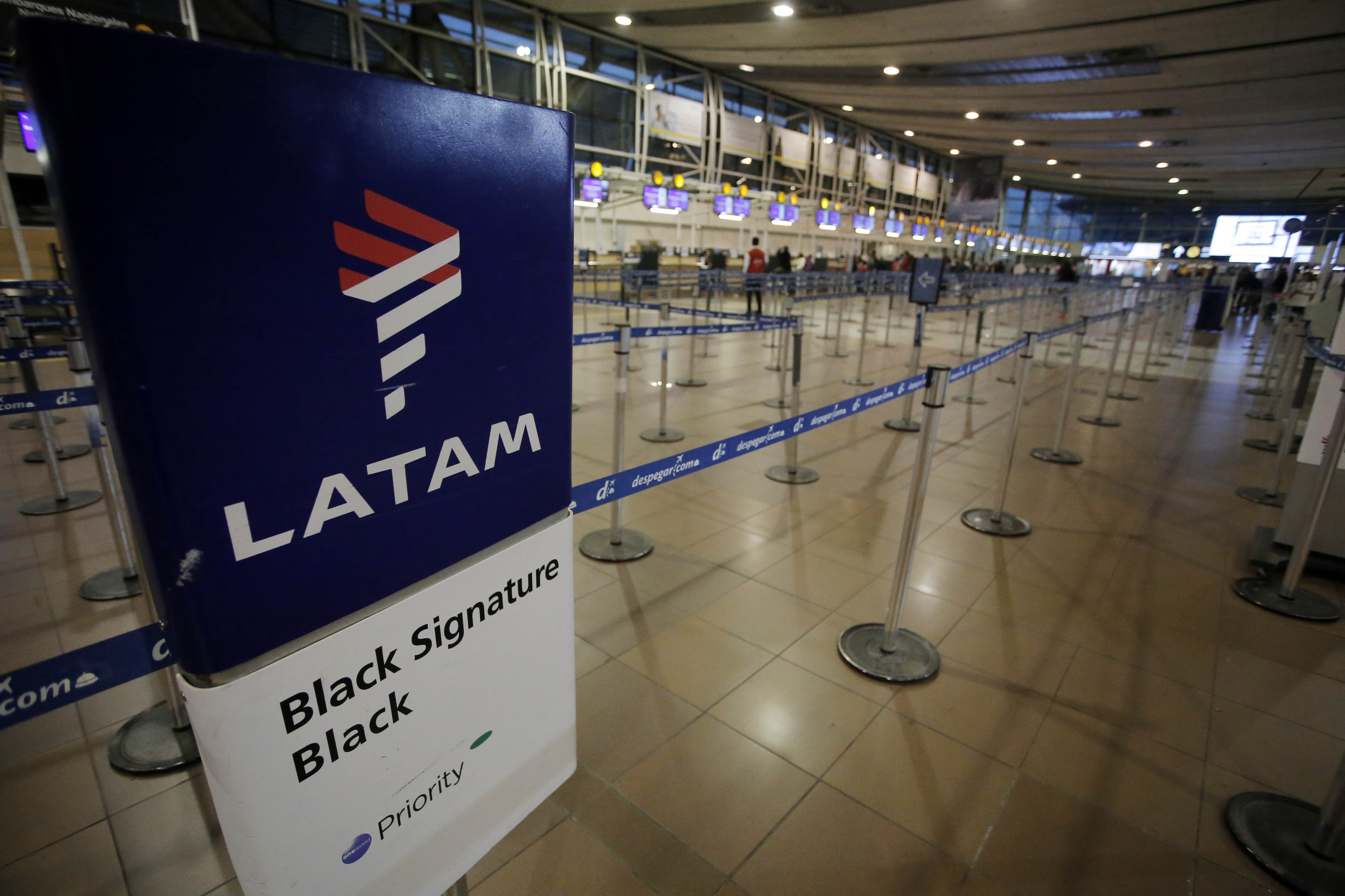 Mesón de LATAM Airlines en aeropuerto de Santiago, Chile
