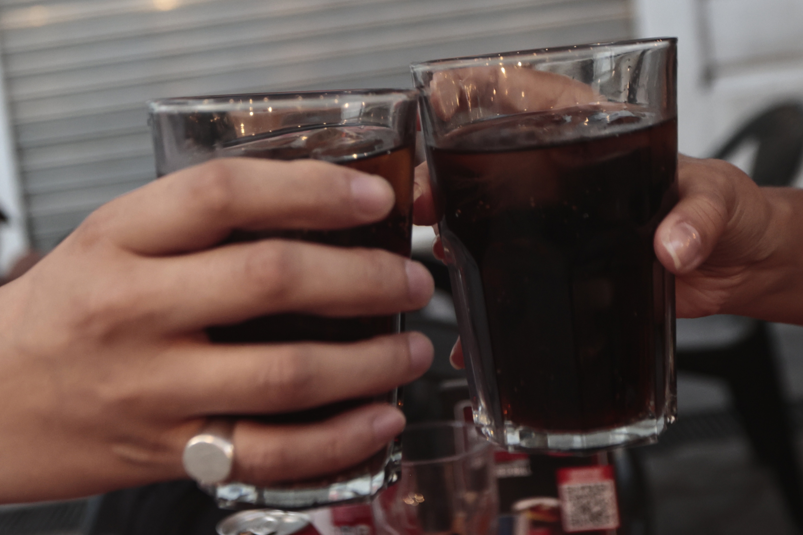 Personas haciendo un brindis.