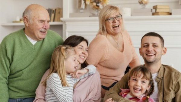 Familia compartiendo