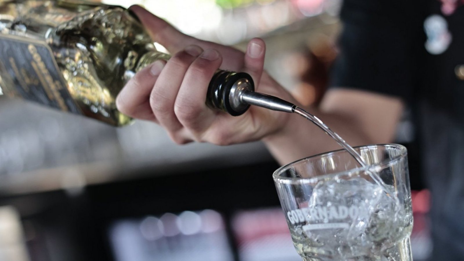 Barman sirviendo un vaso de pisco.