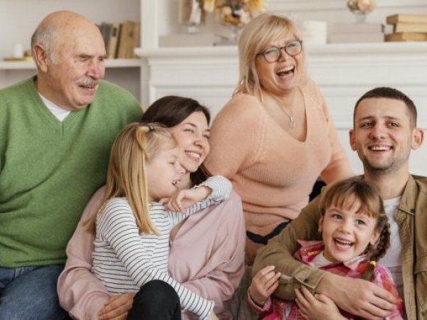 Familia compartiendo