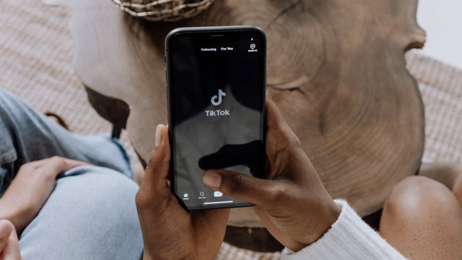Manos sujetando teléfono con TikTok