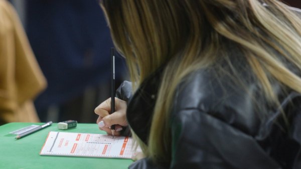 Estudiante rindiendo la PAES