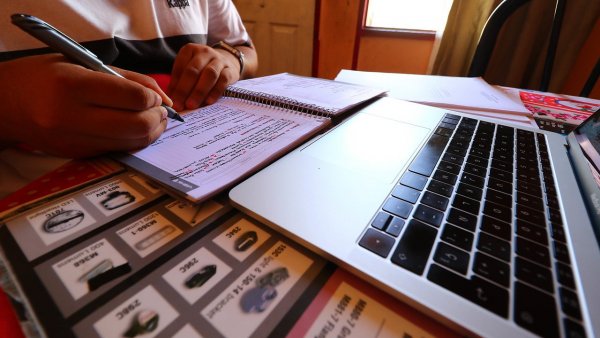 Estudiante ocupando un computador