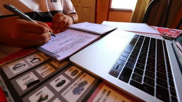 Estudiante ocupando un computador