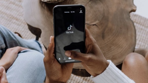 Manos sujetando teléfono con TikTok