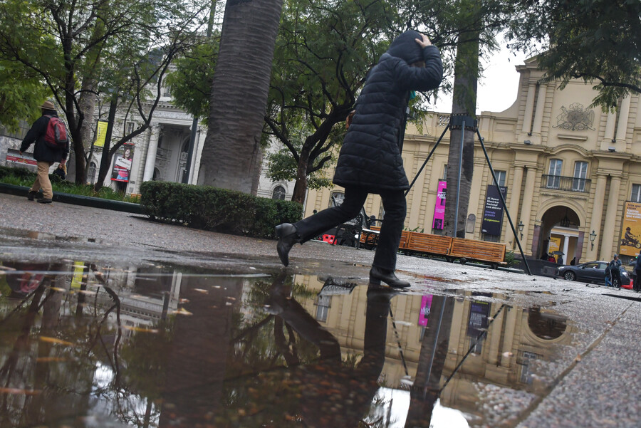 Charco de agua tras lluvia en Santiago