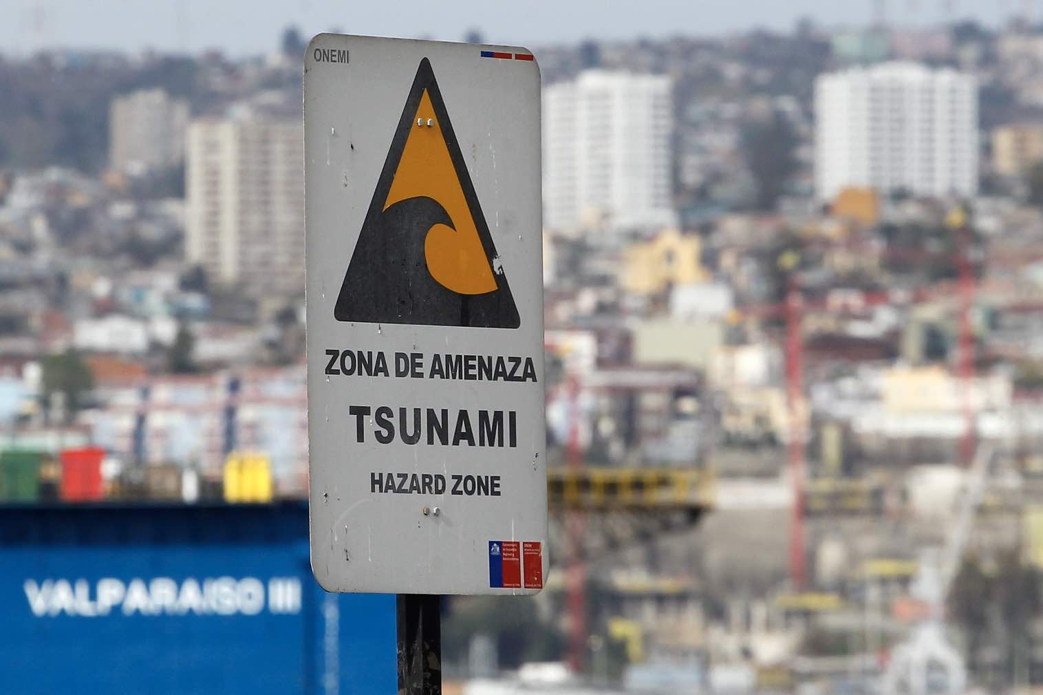 Señalética en la calle de"zona de amenaza de tsunami". Protocolos en Chile por sismos y efectos como tsunamis