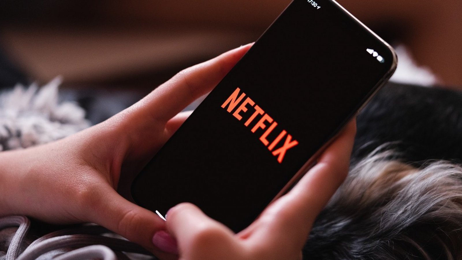 Teléfono mostrando Netflix en pantalla.