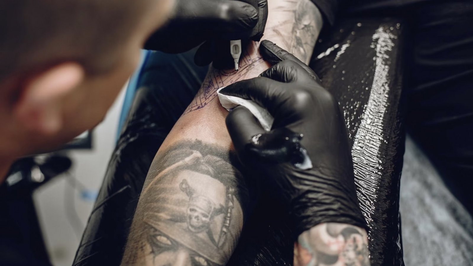 Tatuador tatuando un brazo