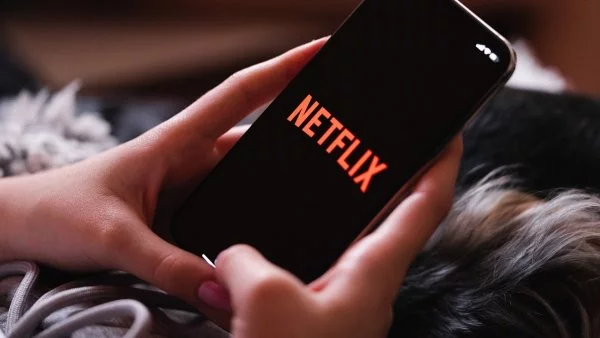 Teléfono mostrando Netflix en pantalla.