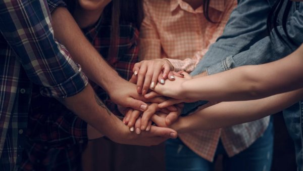 Amigos juntando sus manos