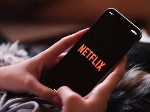 Teléfono mostrando Netflix en pantalla.