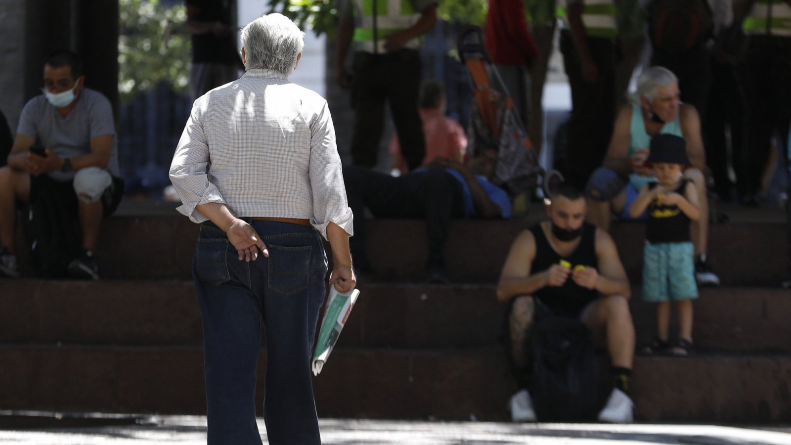Adulto mayor de espaldas