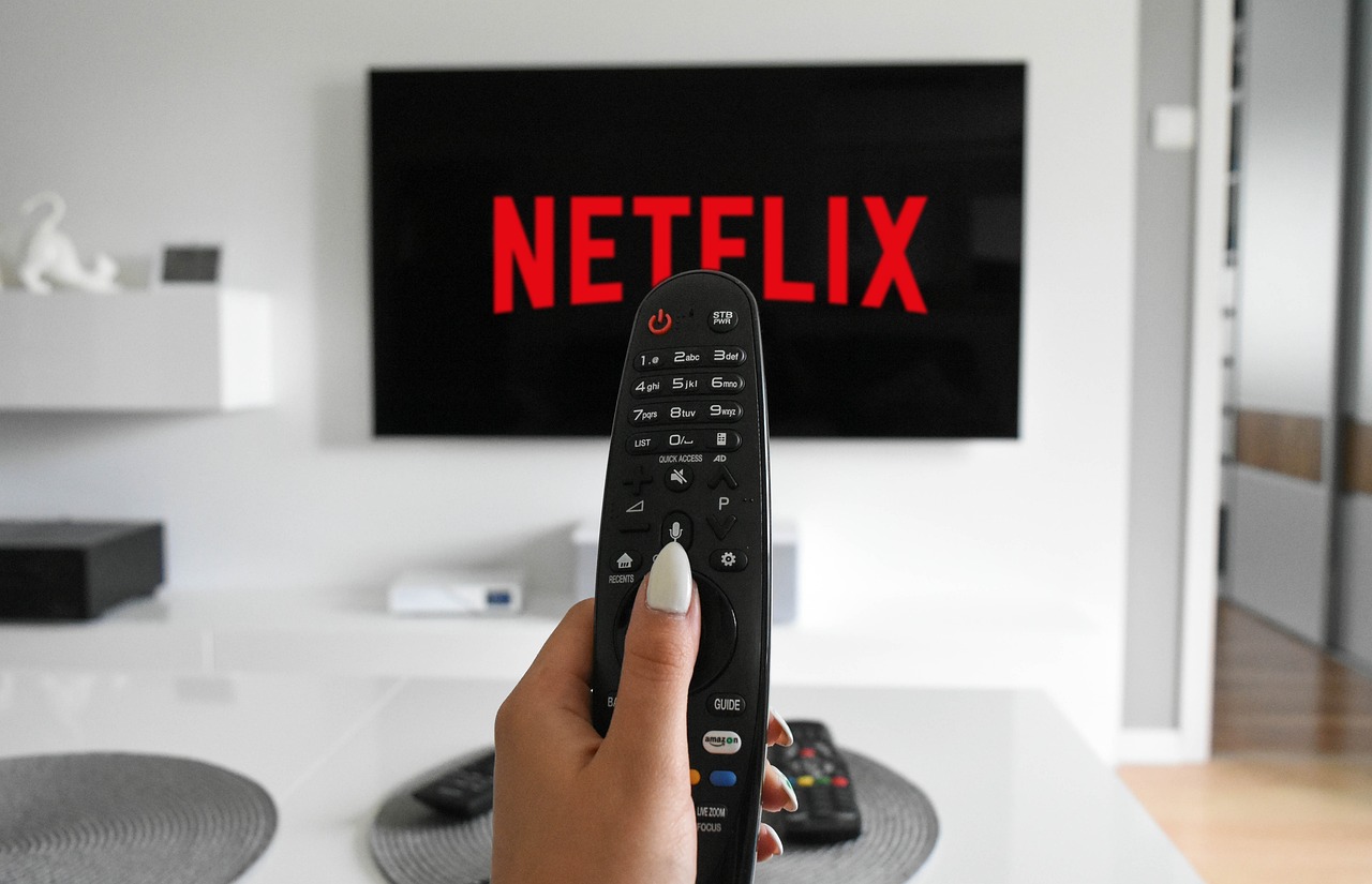 Imagen de un control remoto apuntando a un televisor con Netflix