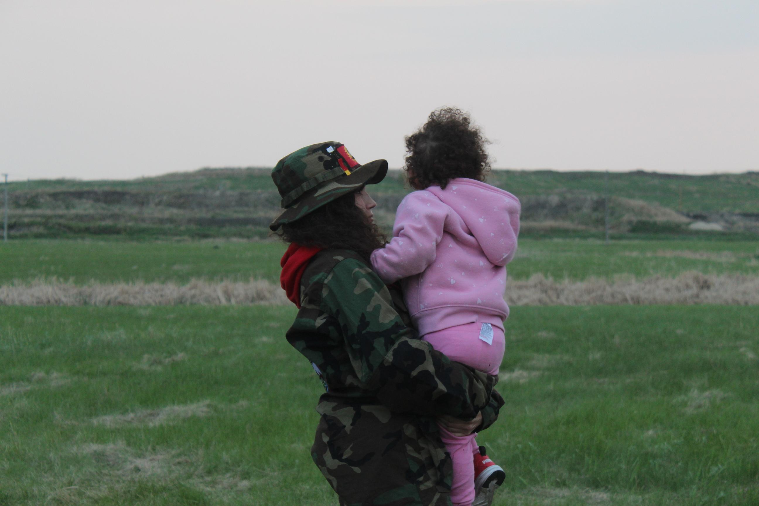 Cambria Harris con su hija en brazos.