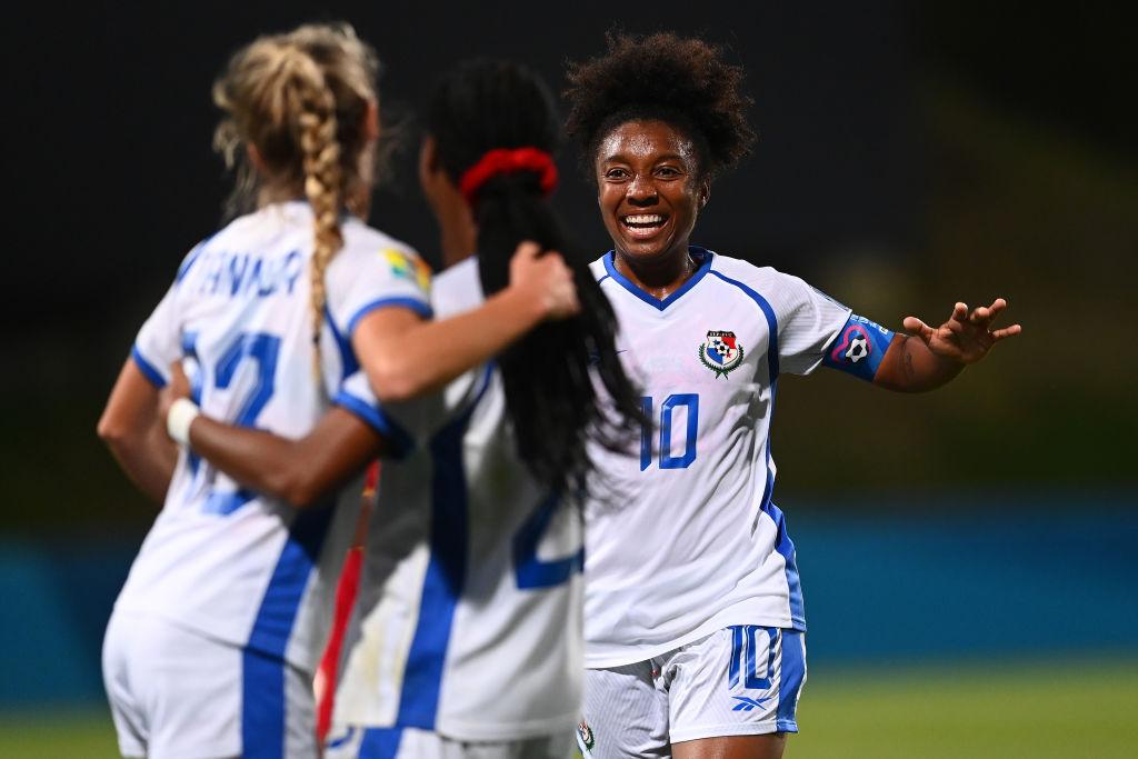 Marta Cox celebrando junto a sus compañeras.