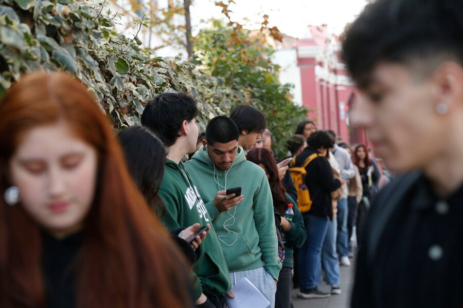 Estudiantes esperando para rendir la PAES