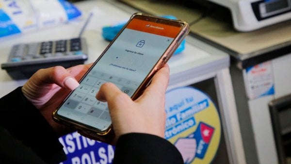 Teléfono con cuenta del BancoEstado abierta.