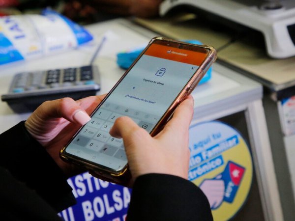 Teléfono con cuenta del BancoEstado abierta.