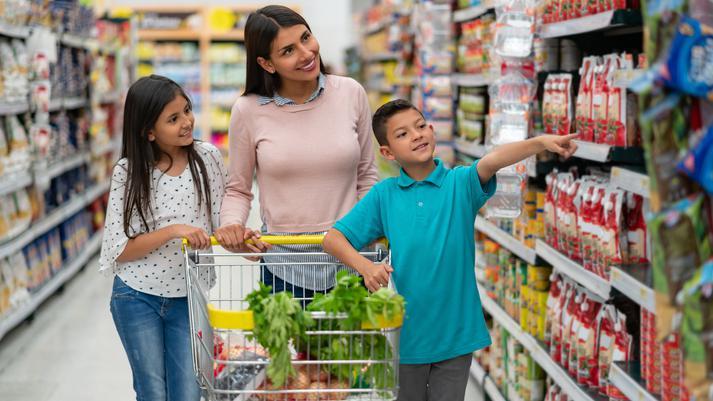 Familia en supermercado