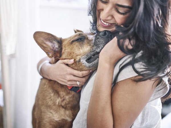 Mujer abrazando a su perro.