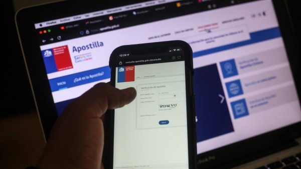 Teléfono con la app del Registro Civil