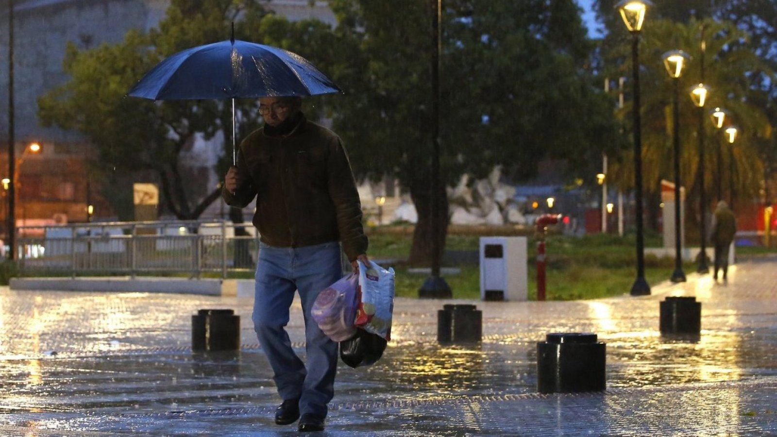 Persona caminando bajo la lluvia.