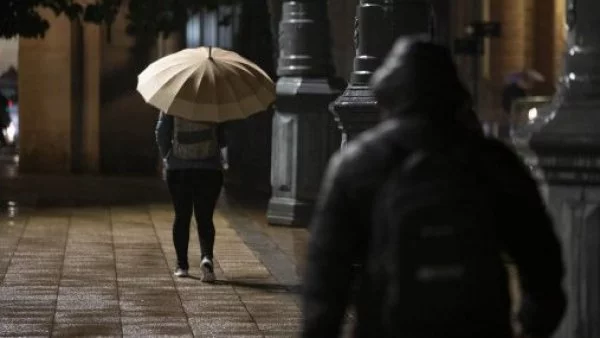 Personas con paraguas bajo la lluvia.