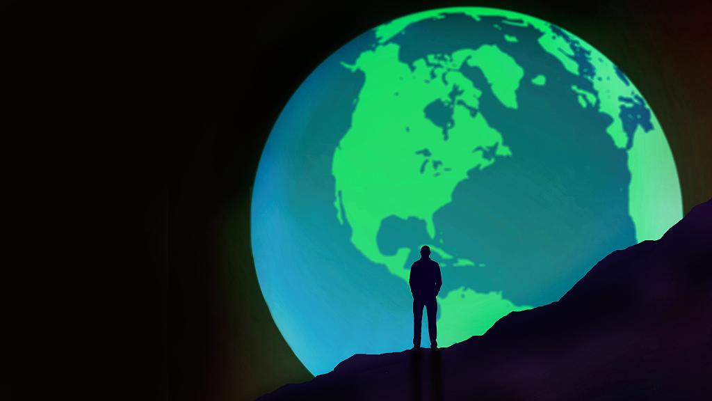 Persona mirando el planeta Tierra desde afuera