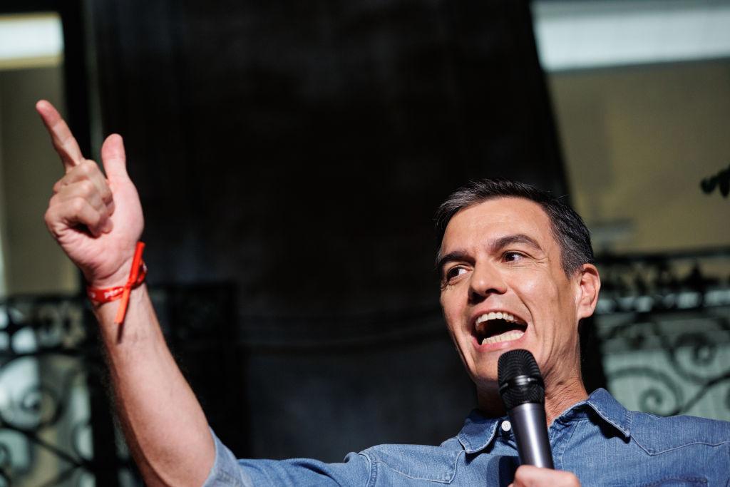 Pedro Sánchez se dirige a sus seguidores tras la jornada electoral.