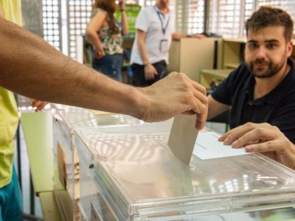 Persona votando en España.