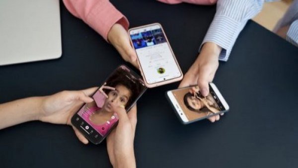 TikTok. Celulares con la app.