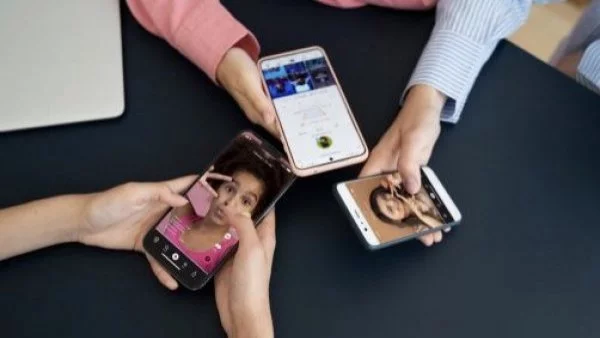 TikTok. Celulares con la app.