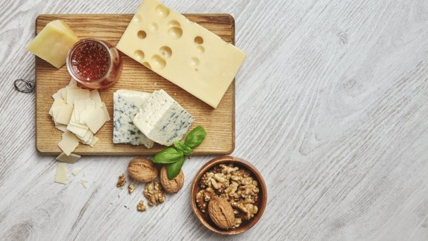 Tabla de quesos con nueces.
