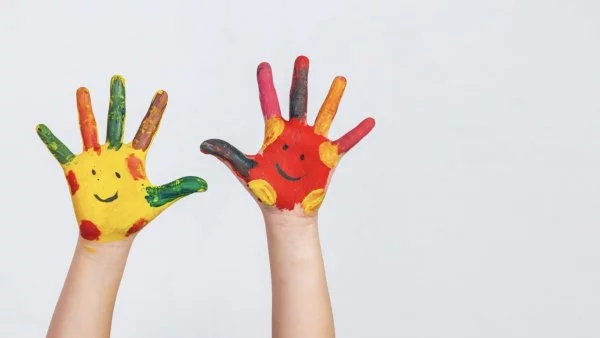 Manos de niño con pintura