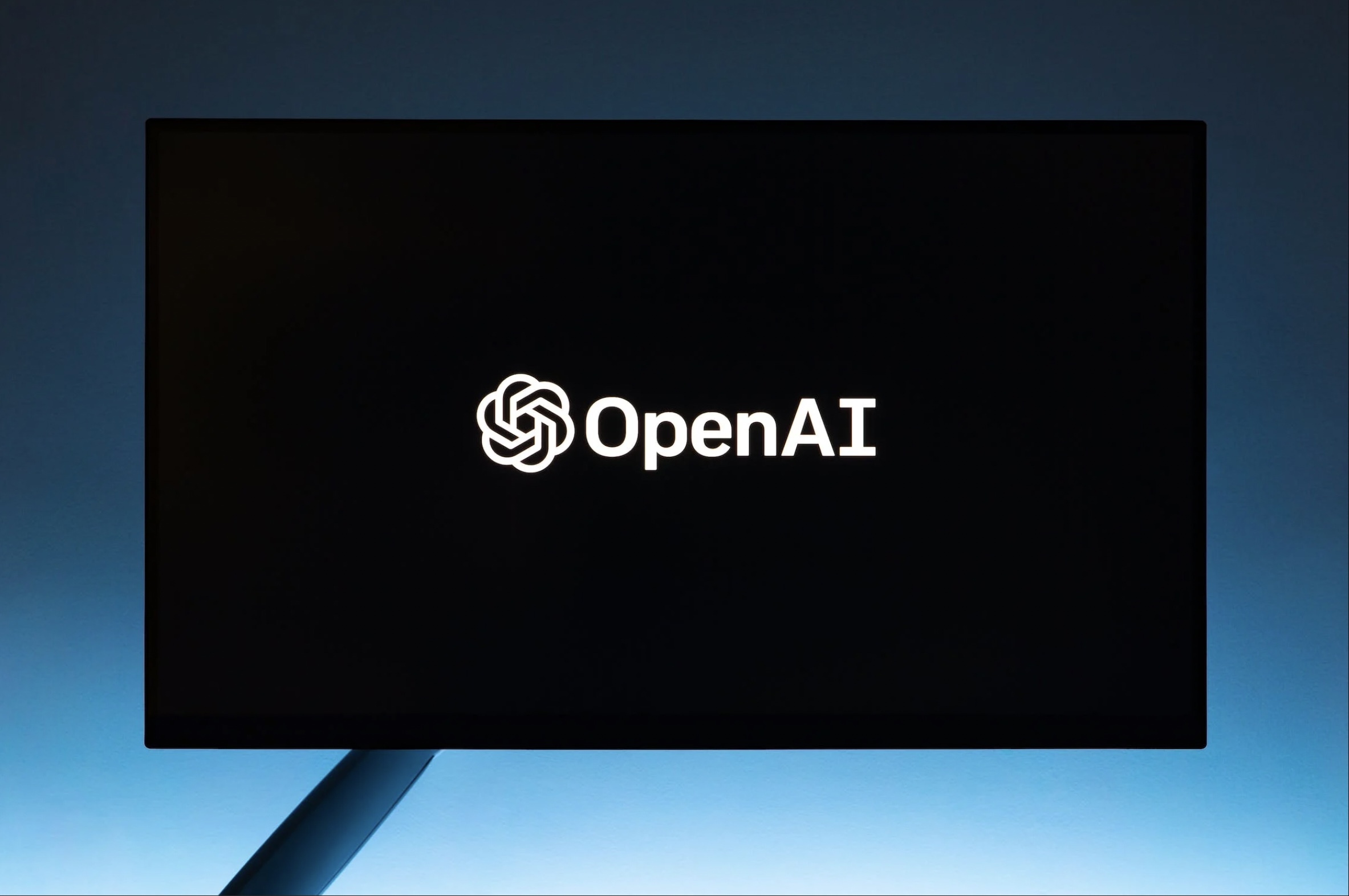 Pantalla con logo de OpenAI