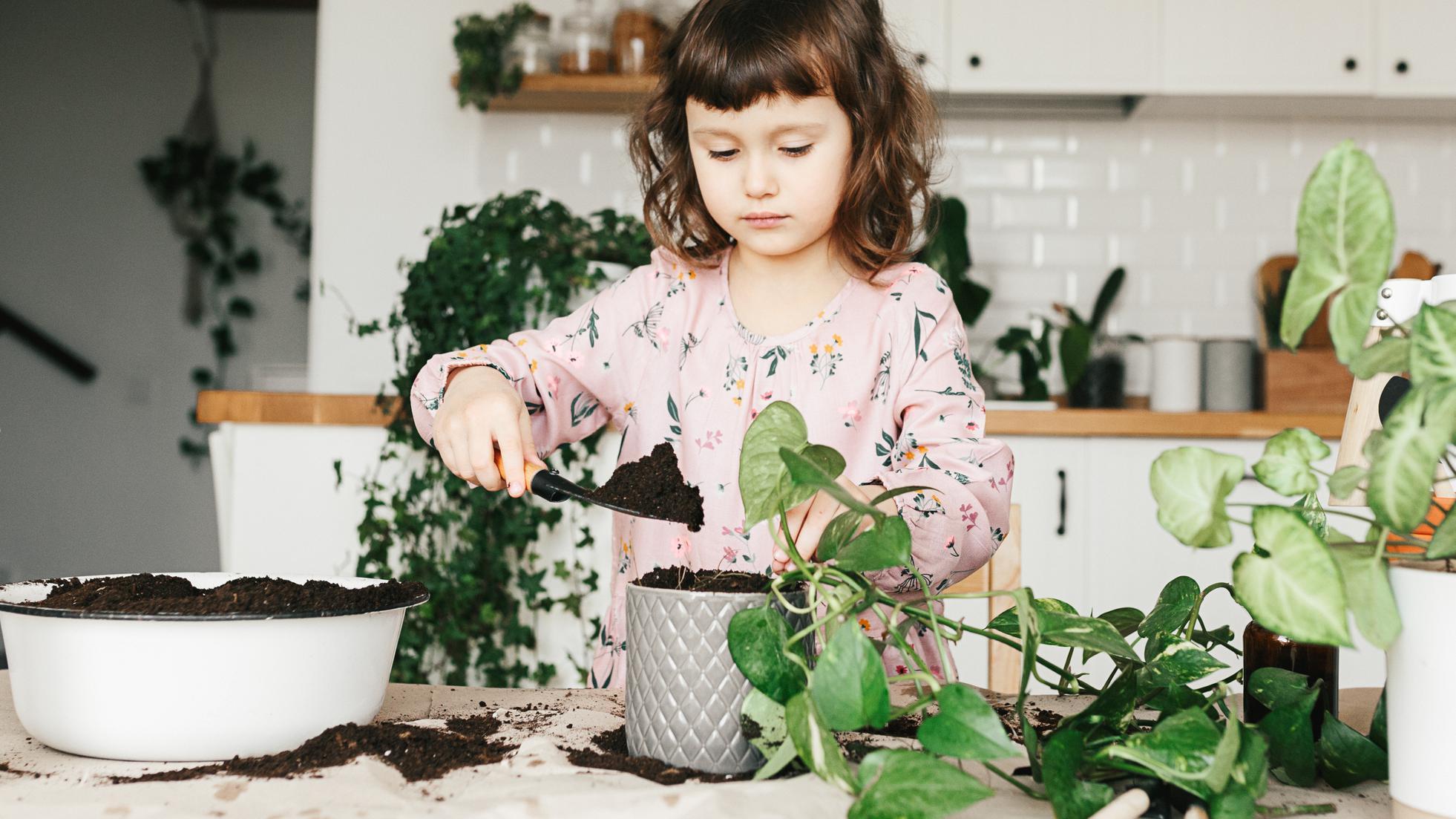 Niña con plantas
