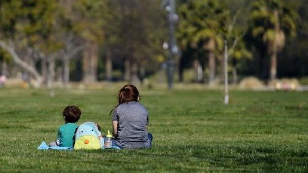 Niño y niña sentados.