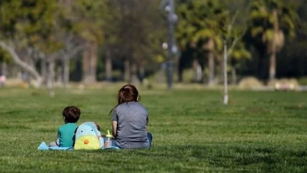 Niño y niña sentados.
