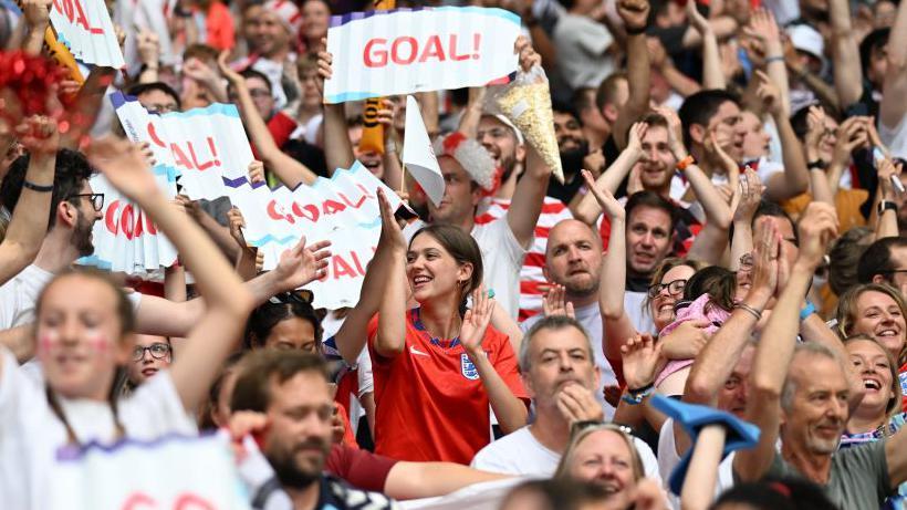 Fans celebran el título de las inglesas en la final de la Eurocopa femenina de 2022. 