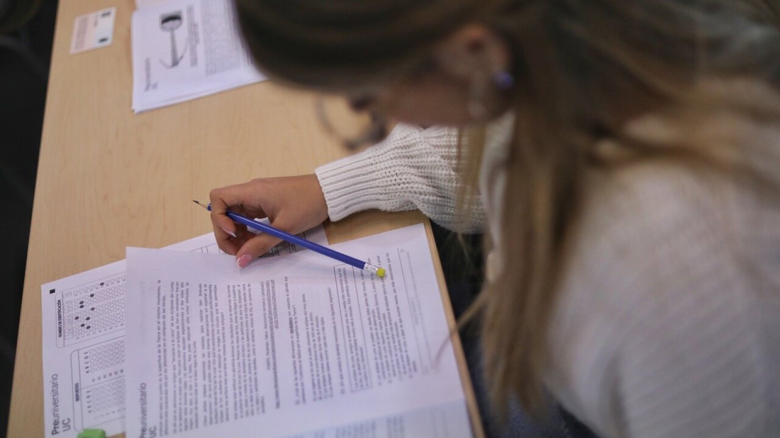 Estudiante rindiendo ensayo de la PAES