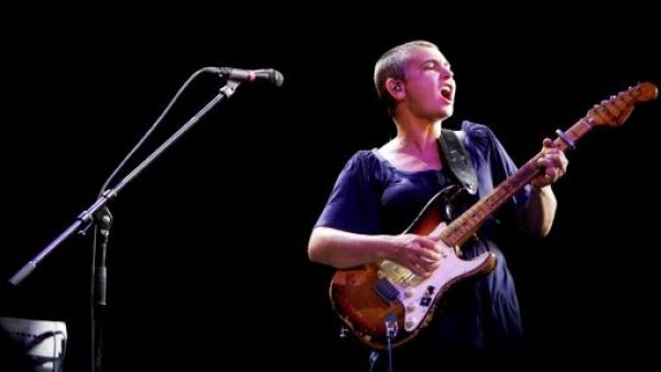 Sinead O'Connor cantando.