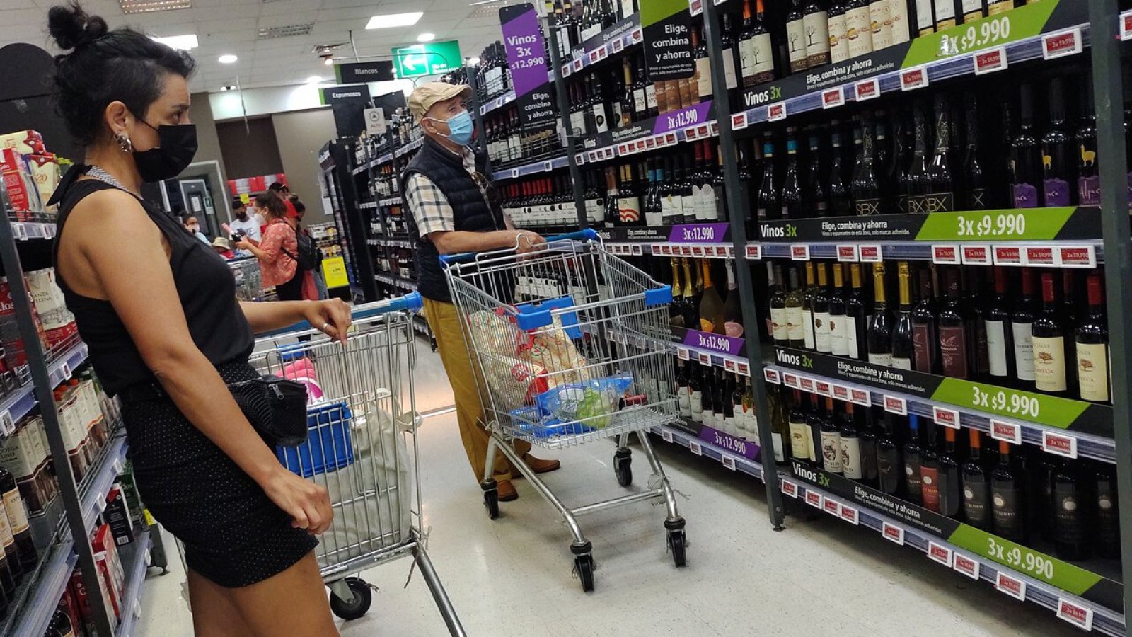 Personas comprando en un supermercado.