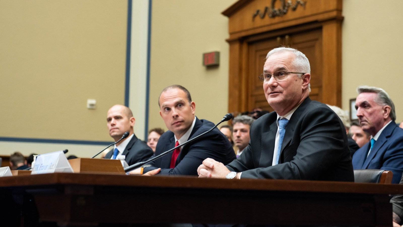Militares retirados Ryan Graves, David Grusch y David Fravor en una audiencia ante el un subcomité de la Cámara de Representantes de EEUU.